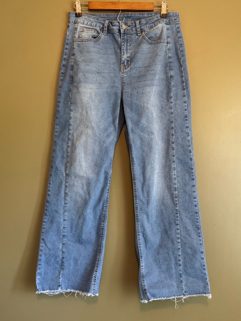 Women's Light Blue Straight Leg High-Rise Jeans with Raw Hem